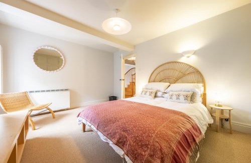 Burnham Overy Staithe House | Cozy Water Mill House - Family and Pet-Friendly Retreat