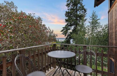 Clinton House | Water Mtn Views, Forest Walk To Beach!
