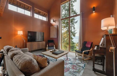 Clinton House | Water Mtn Views, Forest Walk To Beach!