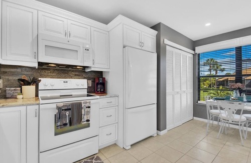 North Fort Myers Condo | Relax at Water's Edge: A Lake View Retreat Awaits You