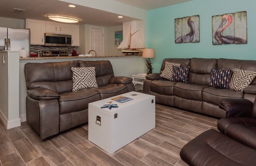 Rockport Condo | Oceanfront Escape: Water's Edge with Balcony & Fishing Pier!