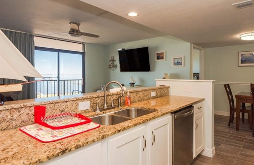 Rockport Condo | Oceanfront Escape: Water's Edge with Balcony & Fishing Pier!