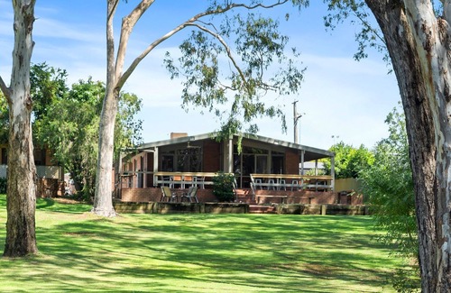 Bundalong House | Water’s Edge Bundalong: Family-Friendly with Pool & Breakfast