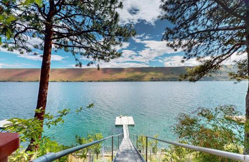 Joseph House | Discover Water's Edge Haven: Family-Friendly Retreat