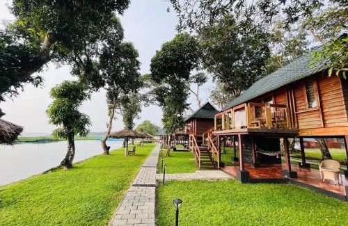 Kumarakom Resort | Experience Water Scapes: Oceanfront Retreat with Spa & Pool