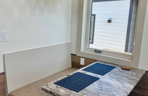Garibaldi Cottage | Water & Sunset Views-with AC, WiFi in Garibaldi