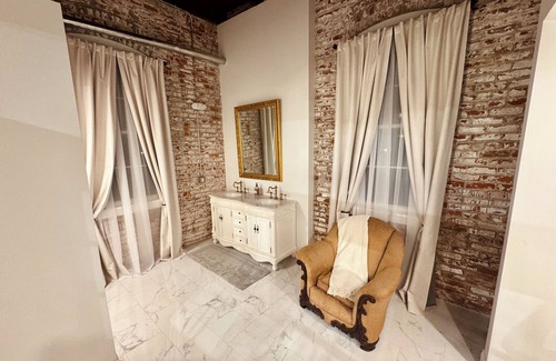 Sunshine Apartment | Water Tower at the Kinberger~Elegant studio in Downtown District of Plaquemine