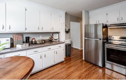 Midlothian House | Water View Retreat: Family-Friendly Stay with Breakfast!