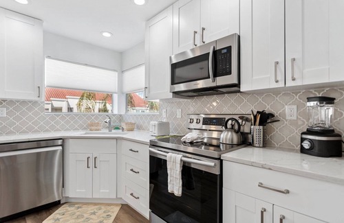 Isla del Sol Condo | Isla Del Sol: Beach Access, Pool & 10/10 Guest Rating