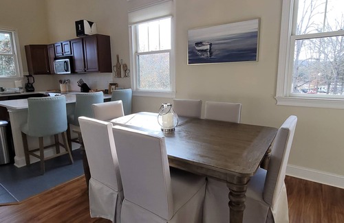 Andersonville Condo | Water View Condo with Jetted Tub, Pool & Gym Access