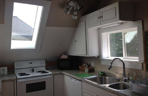 Wiscasset Condo | Water View Loft with Spa and Pet-Friendly Amenities