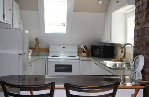 Wiscasset Condo | Water View Loft with Spa and Pet-Friendly Amenities