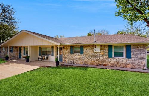 Kingsland House | Water View Hideaway: Pet & Child-Friendly Retreat