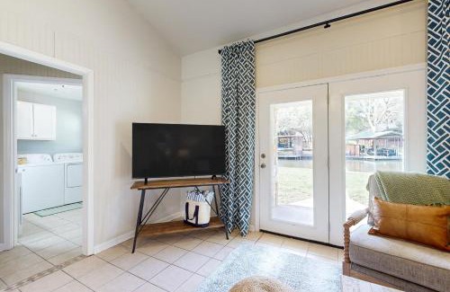 Kingsland House | Water View Hideaway: Pet & Child-Friendly Retreat