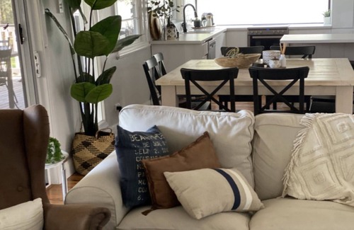 Bundabah House | Cozy Retreat with Water Views of The Cove - Rated 9.8