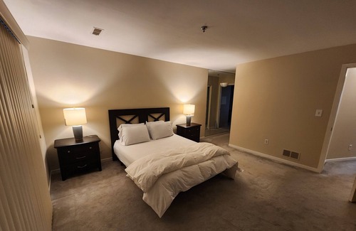 Wilmington Apartment | Bright Pet-Friendly Retreat with Delaware River Views