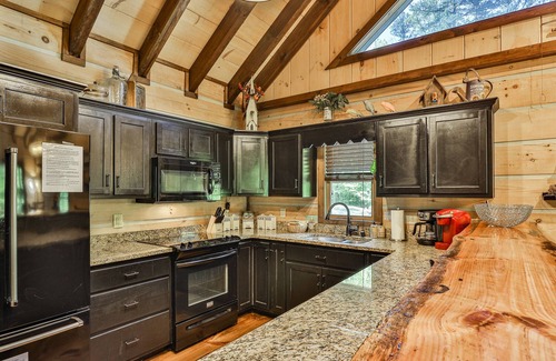 Ellijay Cabin | Experience Water, Wines in the Pines - Pet-Friendly Retreat
