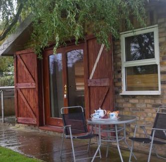 Sittingbourne Apartment | Cozy Watercress Barns: Pet-Friendly & Family-Ready Stay