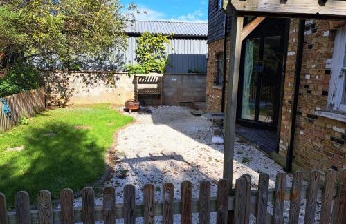 Sittingbourne Apartment | Cozy Watercress Barns: Pet-Friendly & Family-Ready Stay