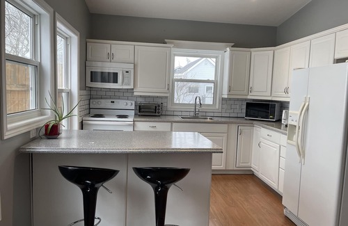 Selkirk Cottage | WaterEdge’s Nest: Family-Friendly Retreat with Lake Views