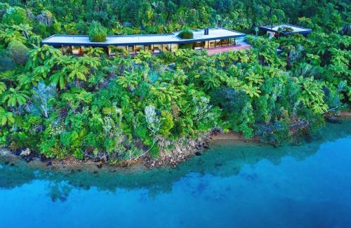 Saint Omer House | Discover Waterfall Bay Glass House: 4-Star Ocean Retreat