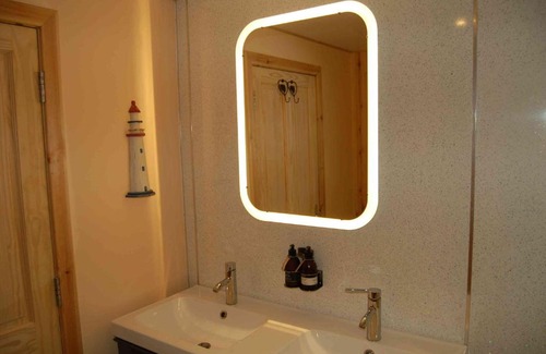 Killin Cabin | Relax at Waterfall Lodge: Private Waterfall & Sauna Retreat