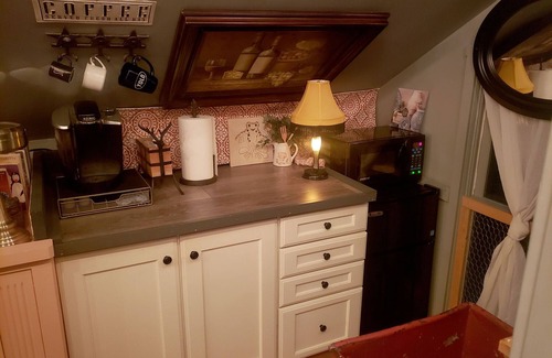 Hickman Apartment | Inviting Waterfall Suite: Private Loft Retreat in Lyles