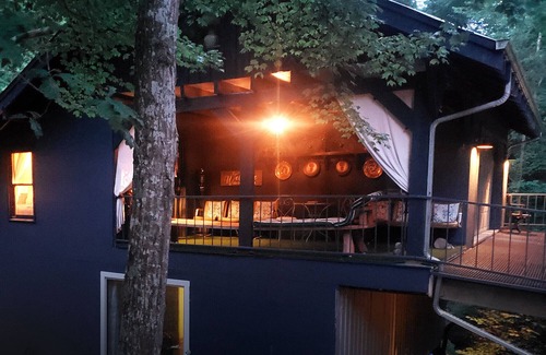 Hickman Apartment | Inviting Waterfall Suite: Private Loft Retreat in Lyles