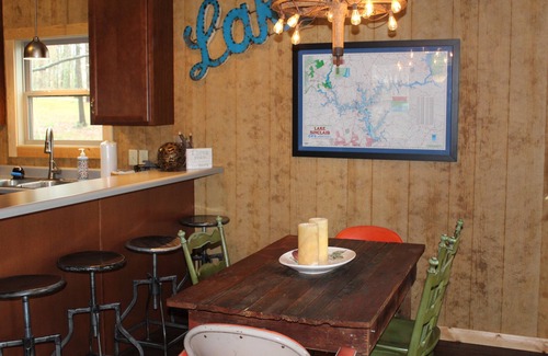 Milledgeville Cabin | Perfect Waterfront Cabin with Kayak Access & Pool