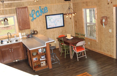 Milledgeville Cabin | Perfect Waterfront Cabin with Kayak Access & Pool