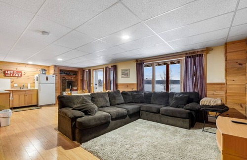 Pittsburg Apartment | Picturesque Lakefront Log Home with Ocean View & Breakfast