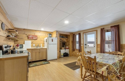 Pittsburg Apartment | Picturesque Lakefront Log Home with Ocean View & Breakfast