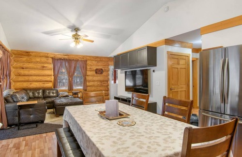 Pittsburg Apartment | Picturesque Lakefront Log Home with Ocean View & Breakfast