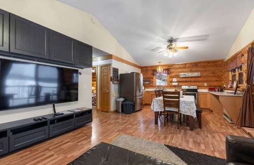 Pittsburg Apartment | Picturesque Lakefront Log Home with Ocean View & Breakfast