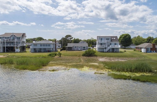 Misquamicut Cottage | Inviting Waterfront 4 BR House - Renovation & 2024 Dates Coming