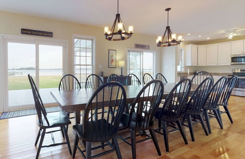 Cambridge House | Idyllic Waterfront Retreat with Pool & Kayaks for Families