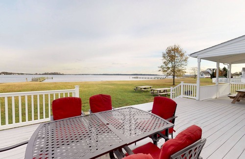 Cambridge House | Idyllic Waterfront Retreat with Pool & Kayaks for Families