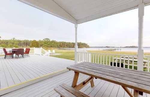Cambridge House | Idyllic Waterfront Retreat with Pool & Kayaks for Families