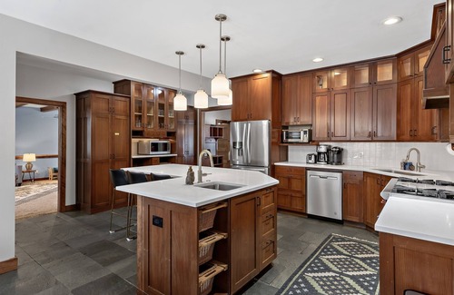 Essex County House | Discover Lux Lodge: 10/10 Rated Near Gore Skiing & More