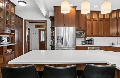 Essex County House | Discover Lux Lodge: 10/10 Rated Near Gore Skiing & More