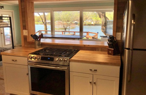 Kingsland House | Waterfront Retreat: Guest Rated 9.8, Perfect for Relaxation