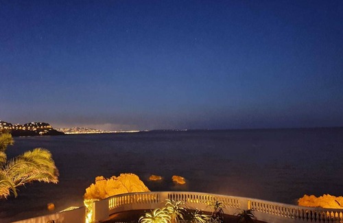 Le Trayas Apartment | Scenic Waterfront Apartment with Pool and Ocean View