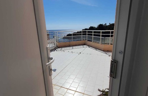 Le Trayas Apartment | Scenic Waterfront Apartment with Pool and Ocean View