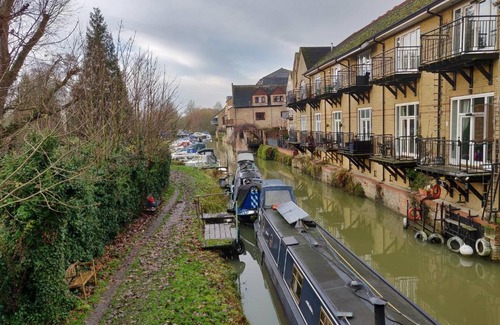 St Neots Apartment | Prime Waterfront Apartment in St Neots - Family Friendly