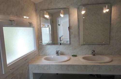 Tarcu Apartment | Cozy Waterfront Apartment with Ocean Views for 4 Guests