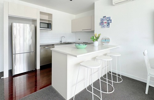 Auckland Central Business District Apartment | Waterfront Apartment with Sky Tower & Breathtaking Harbour Views