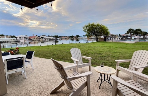 Harbor Oaks Condo | Idyllic Waterfront Bayhouse with Pools and Boat Slip