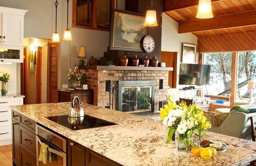 Bowen Island Cottage | Seaside Retreat with Panoramic Views & Pet-Friendly Amenities