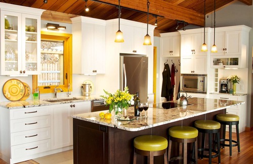 Bowen Island Cottage | Seaside Retreat with Panoramic Views & Pet-Friendly Amenities