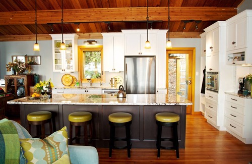 Bowen Island Cottage | Seaside Retreat with Panoramic Views & Pet-Friendly Amenities